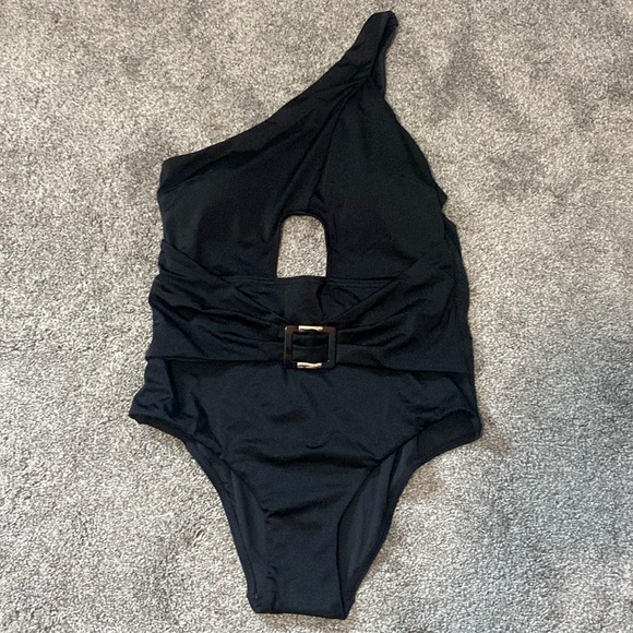 Fox & Royal One Piece Black Swimsuit One Shoulder Cutout Belt NWT - Picture 1 of 11